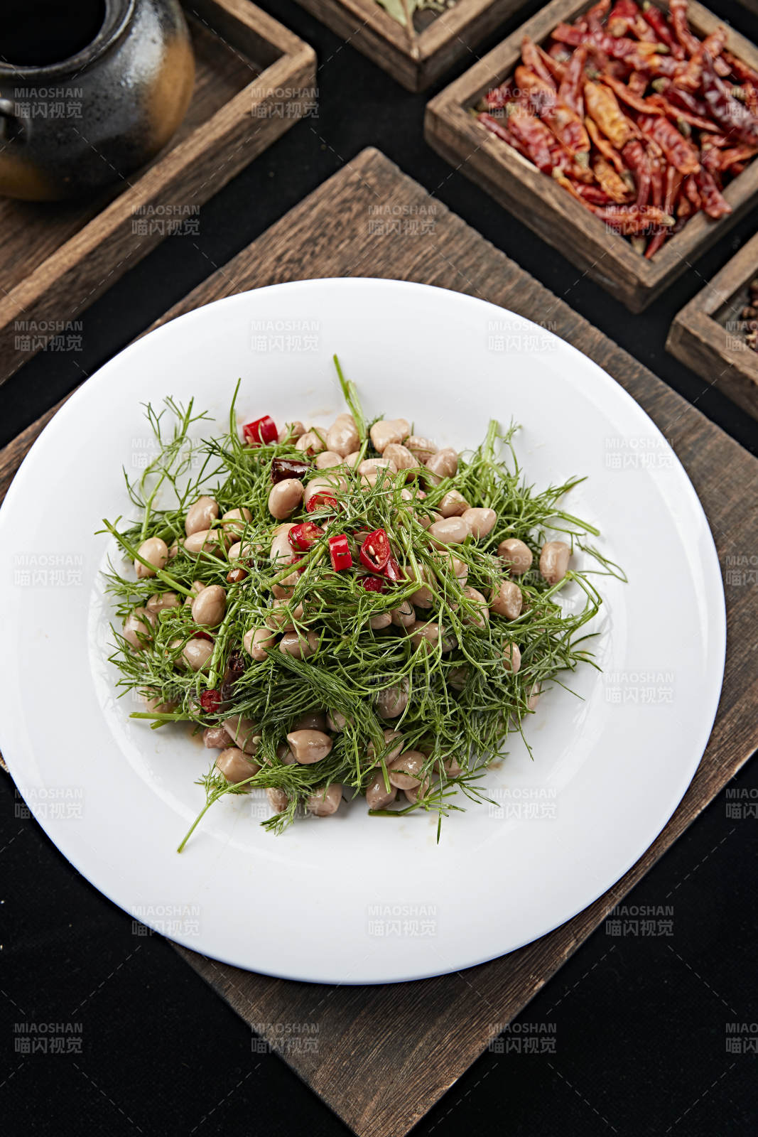 卤水花生米拌茴香图片