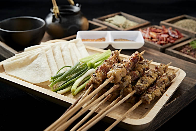 山东淄博美食小饼卷烧烤图片