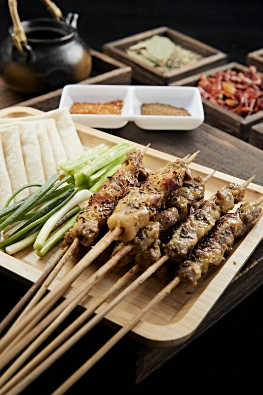 山东淄博美食小饼卷烧烤图片