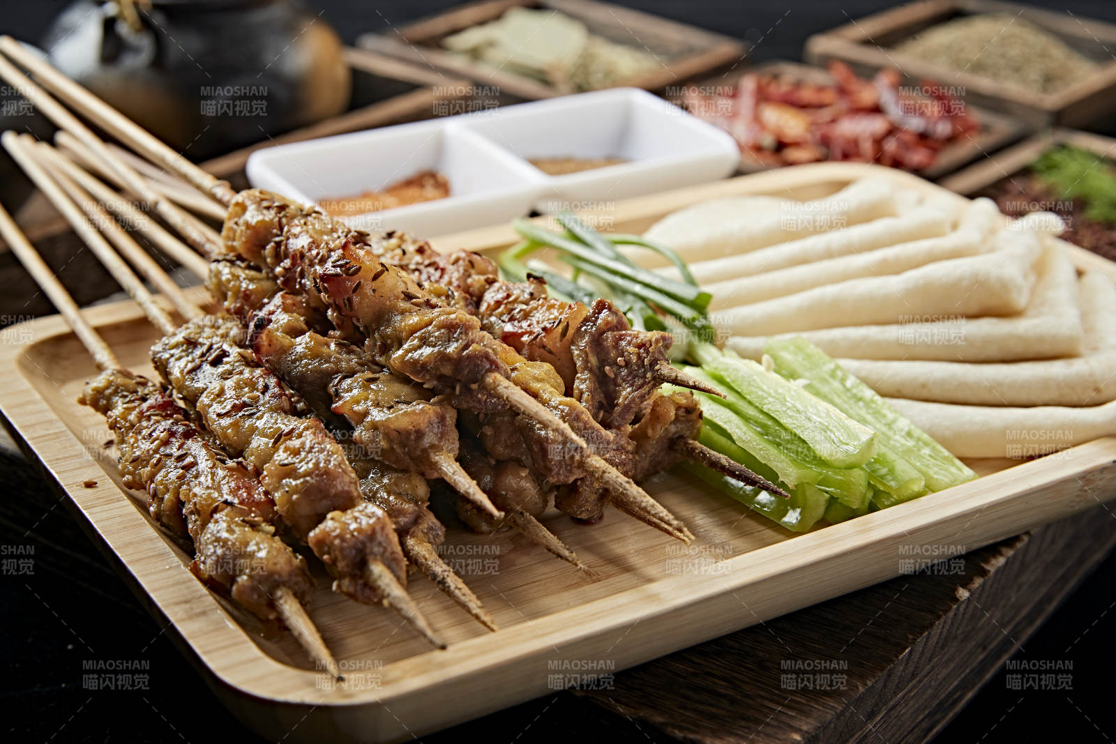 山东淄博美食小饼卷烧烤图片