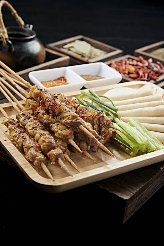 山东淄博美食小饼卷烧烤图片