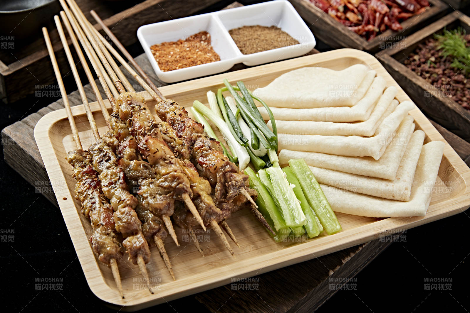 山东淄博美食小饼卷烧烤图片