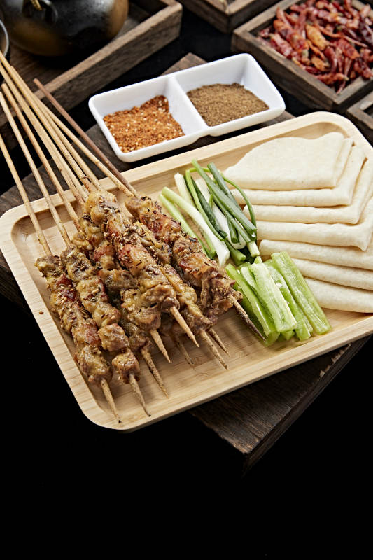 山东淄博美食小饼卷烧烤图片