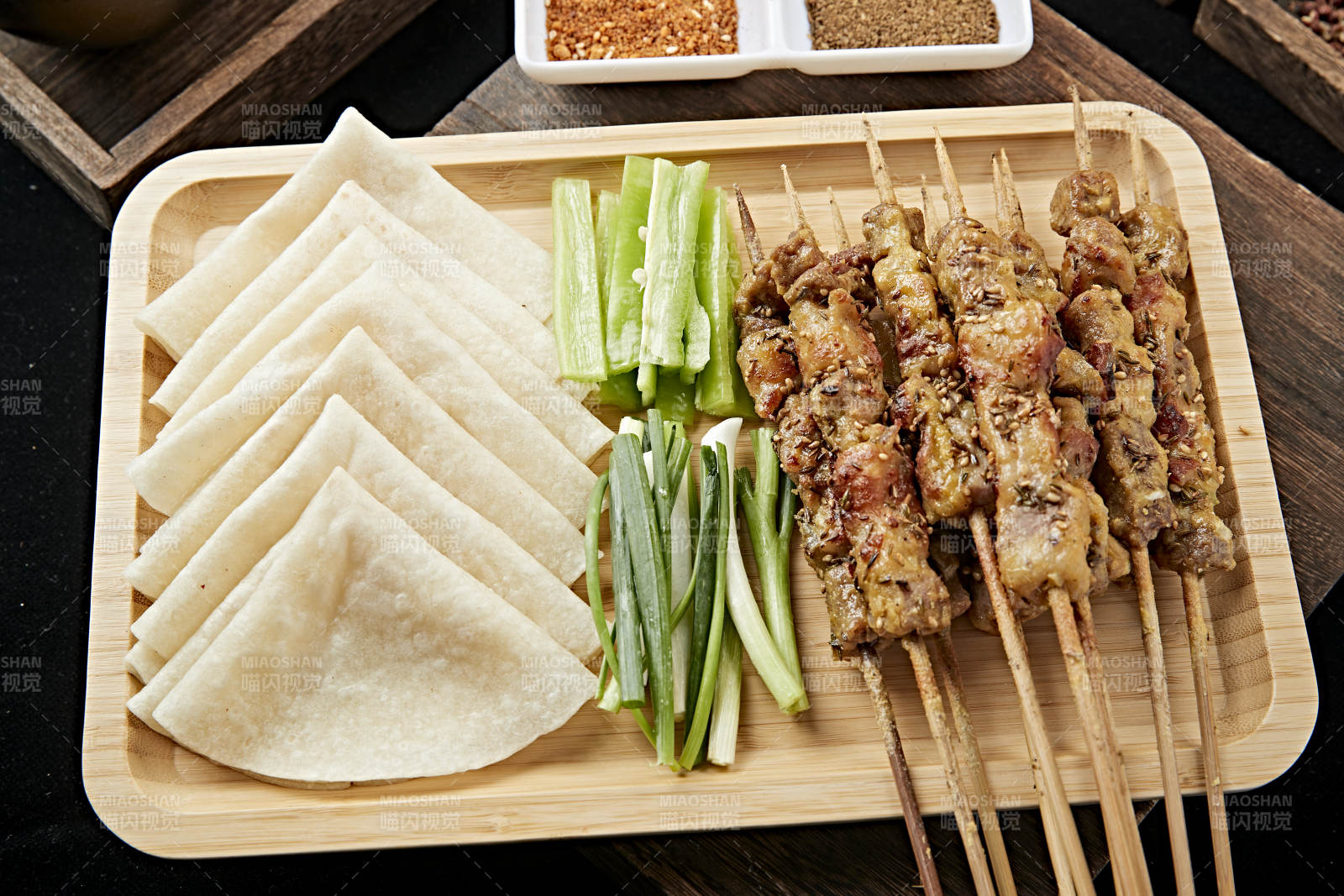 山东淄博美食小饼卷烧烤图片