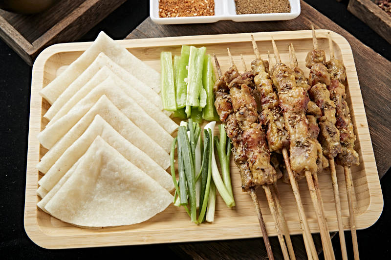 山东淄博美食小饼卷烧烤图片