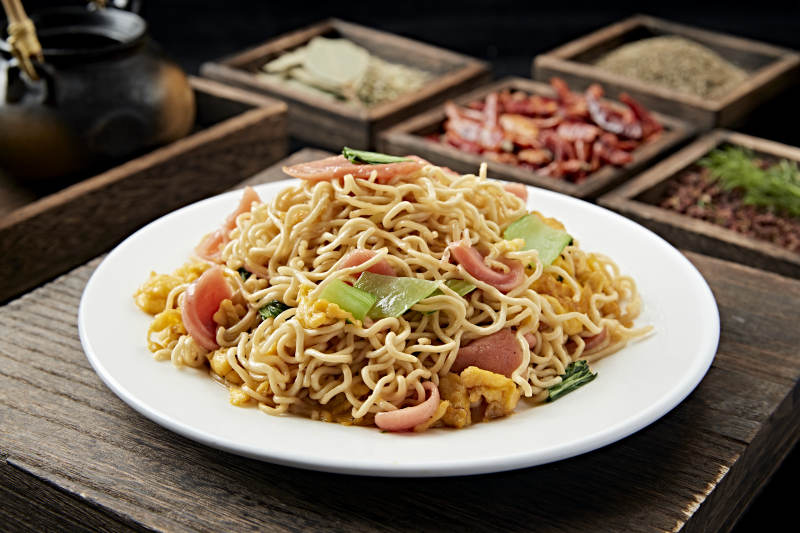 香辣美味小吃干炒方便面图片