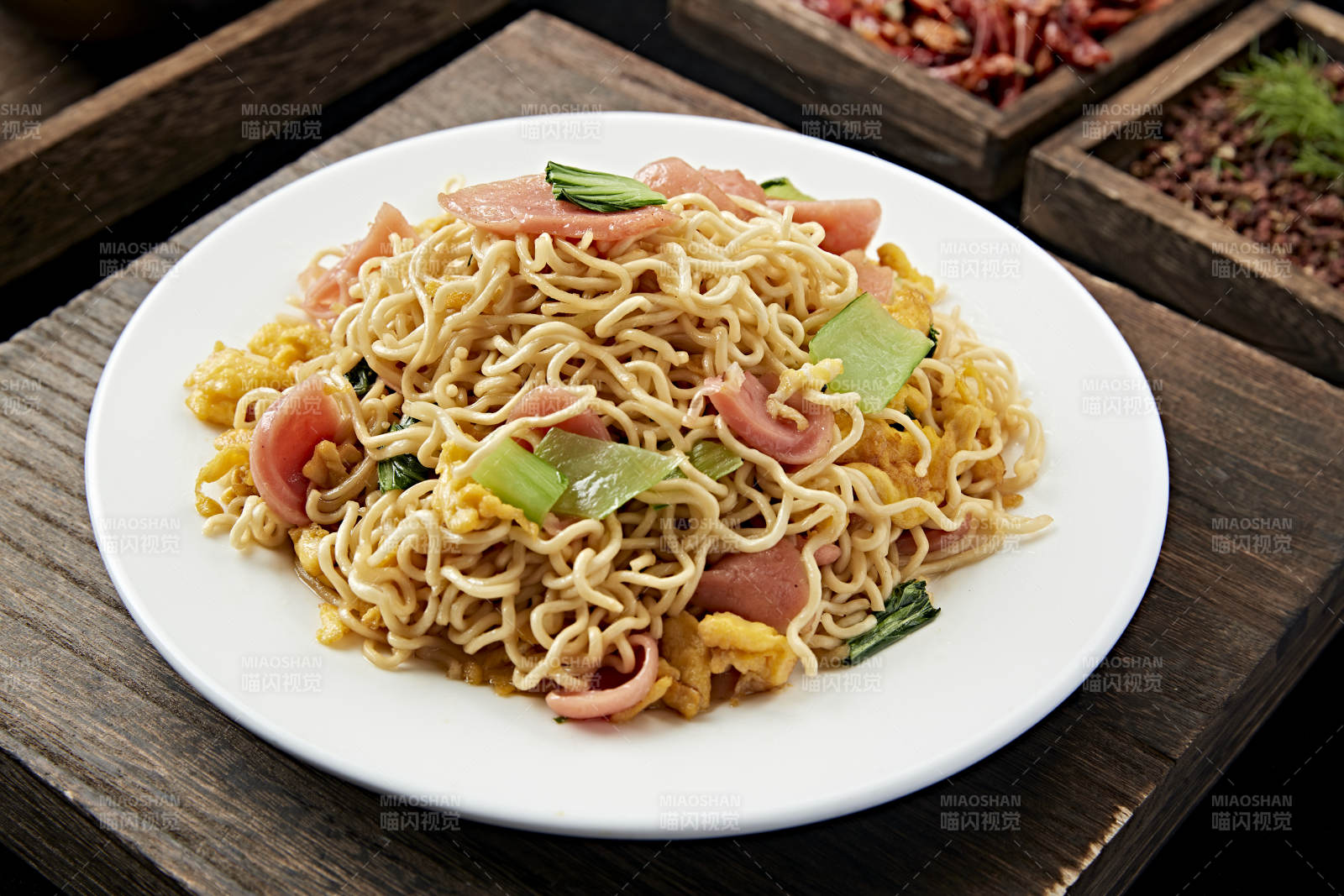 香辣美味小吃干炒方便面图片