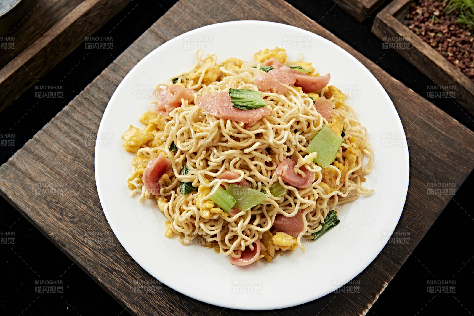 香辣美味小吃干炒方便面图片