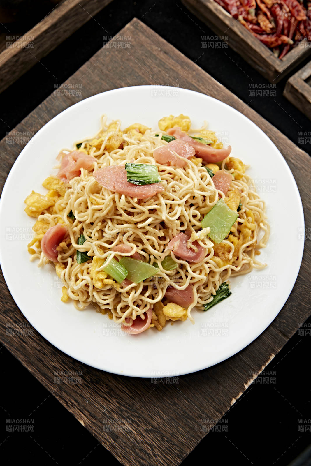 香辣美味小吃干炒方便面图片