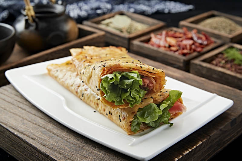 摊鸡蛋煎饼卷生菜火腿里脊肉图片