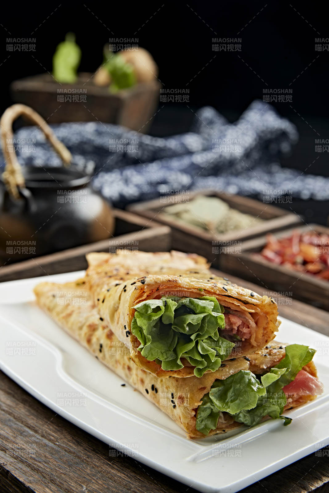 摊鸡蛋煎饼卷生菜火腿里脊肉图片