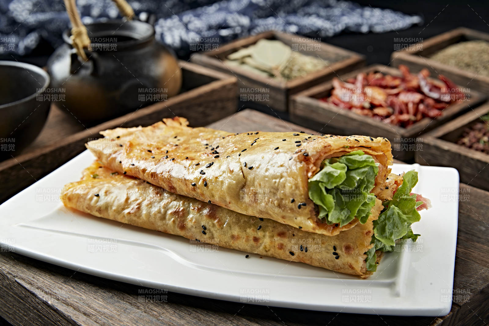 摊鸡蛋煎饼卷生菜火腿里脊肉图片