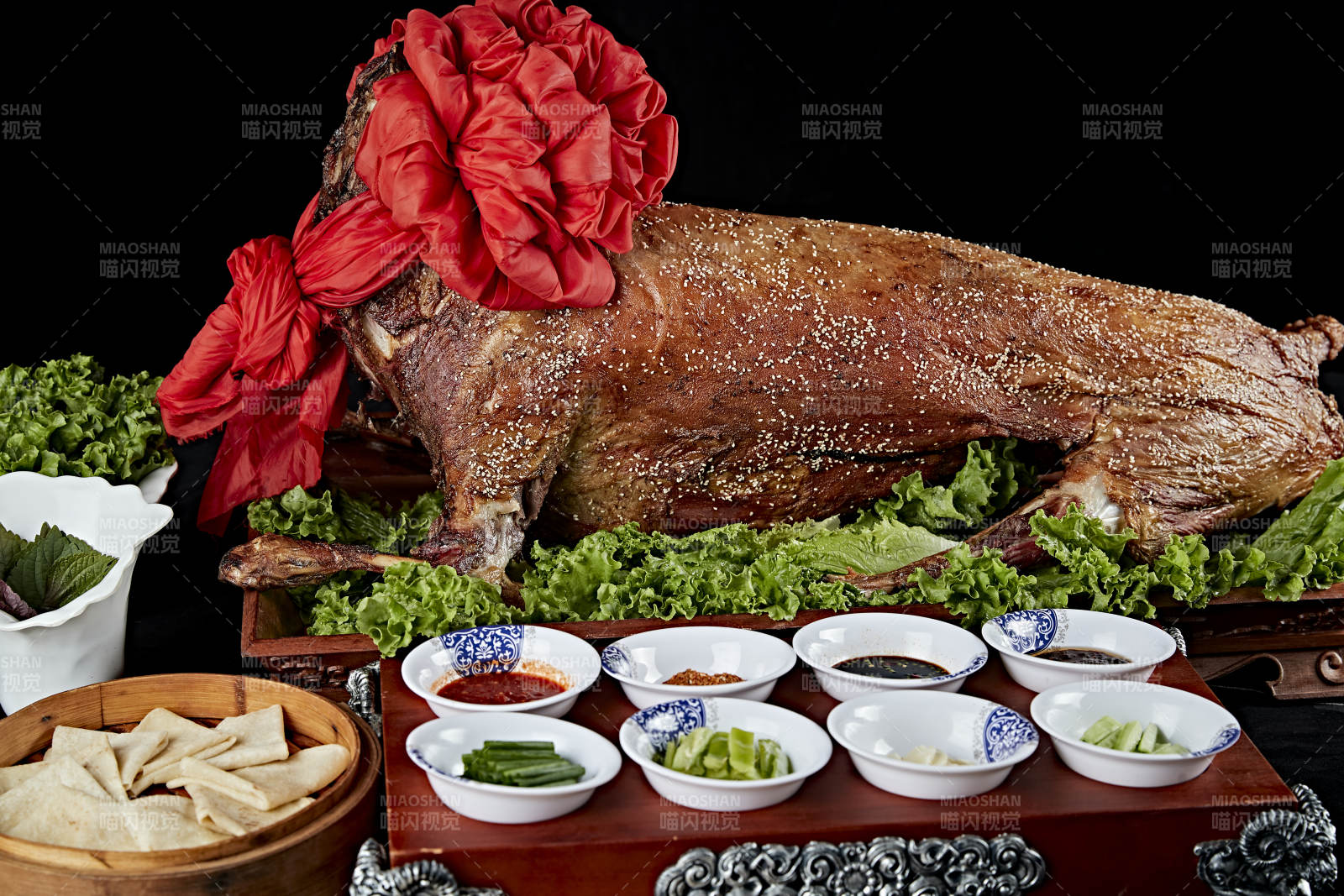 传统馕坑脆皮烤全羊图片