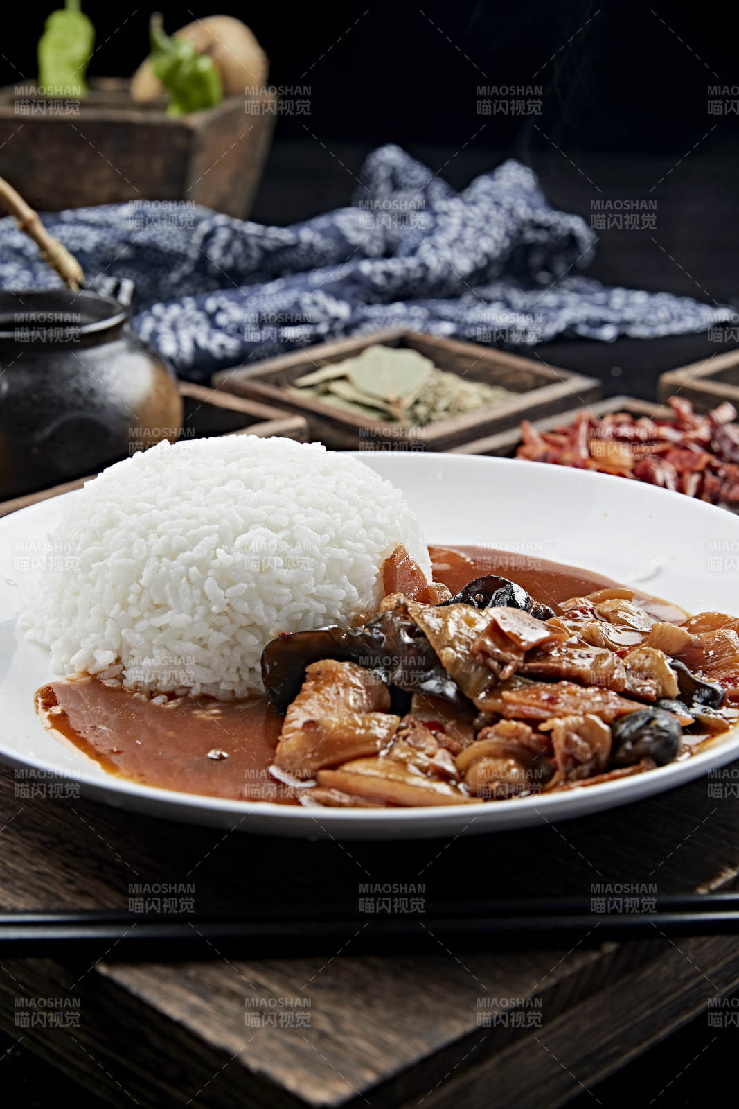 木耳酸菜炒肉盖饭图片