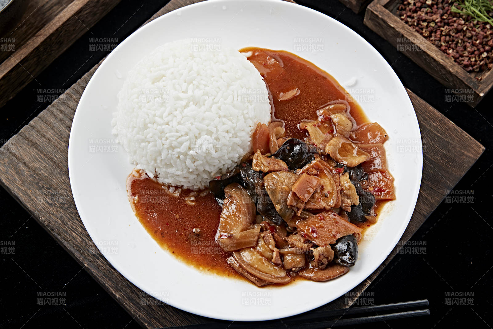 木耳酸菜炒肉盖饭图片