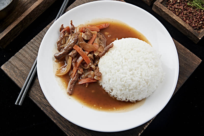 酸菜炒牛柳盖饭图片