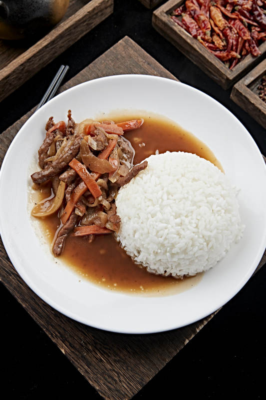 酸菜炒牛柳盖饭图片