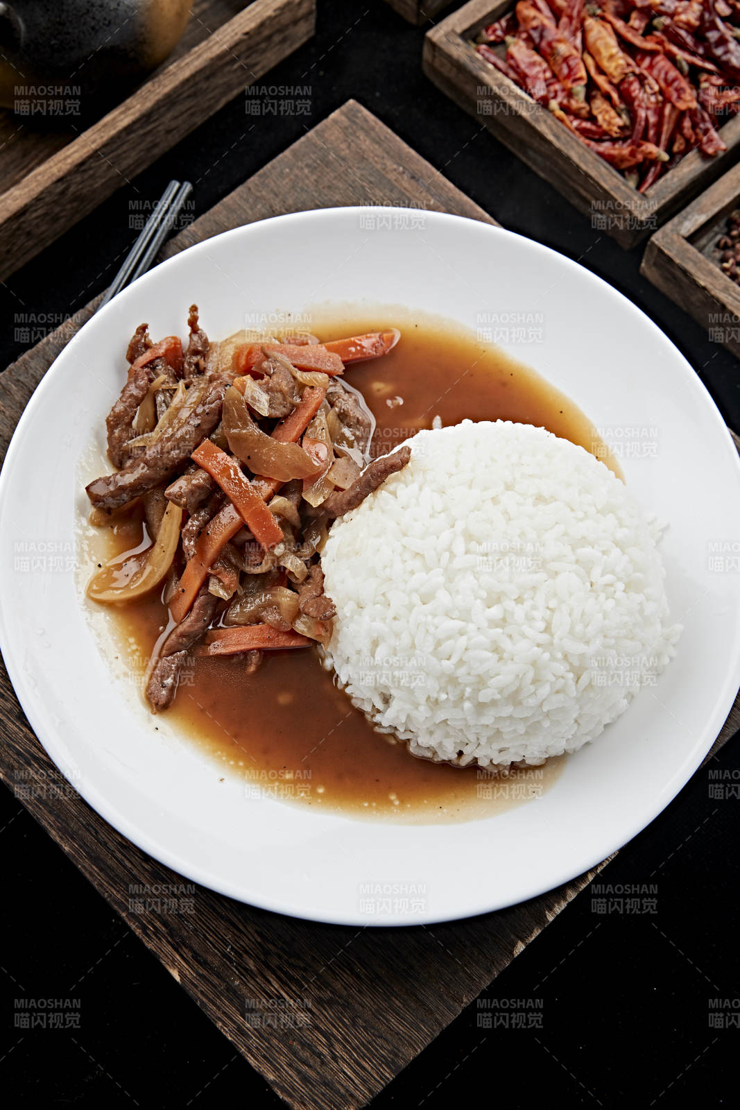 酸菜炒牛柳盖饭图片