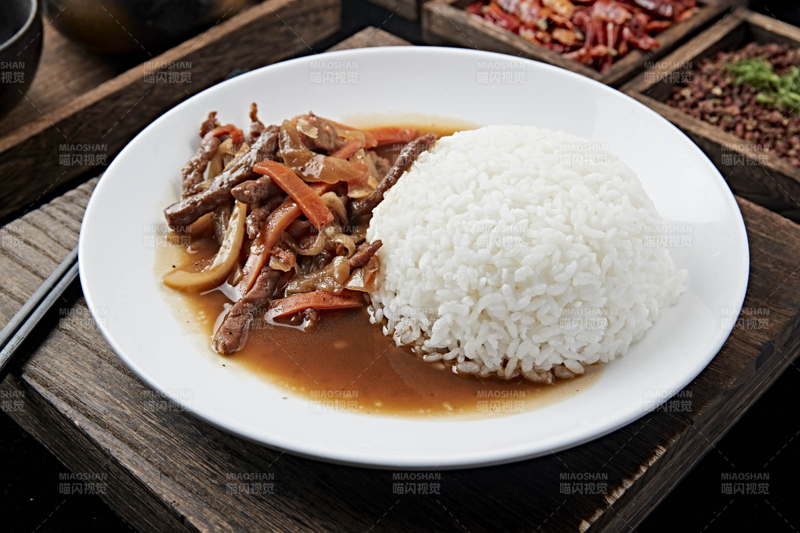 酸菜炒牛柳盖饭图片