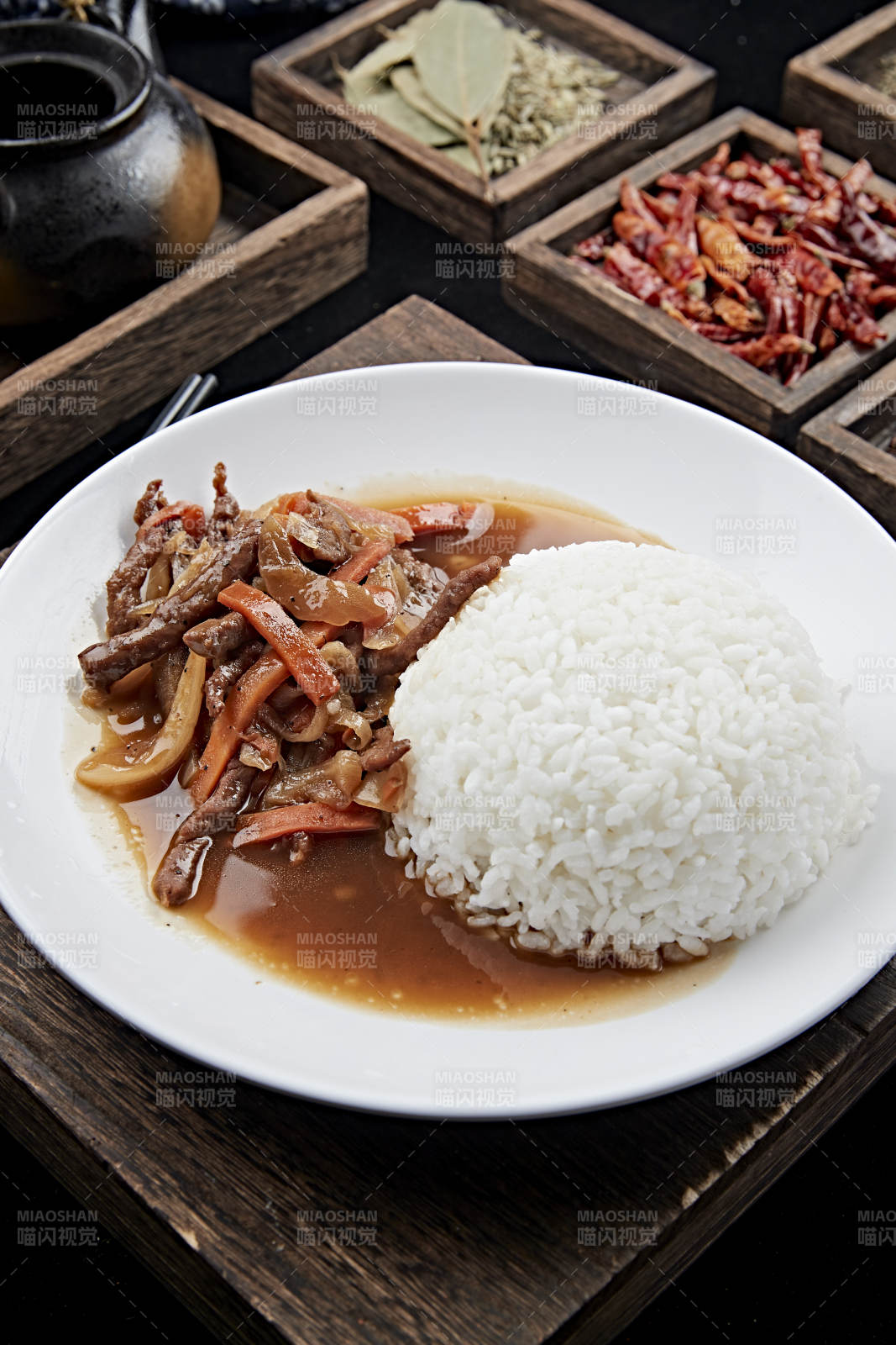 酸菜炒牛柳盖饭图片