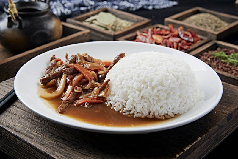 酸菜炒牛柳盖饭图片