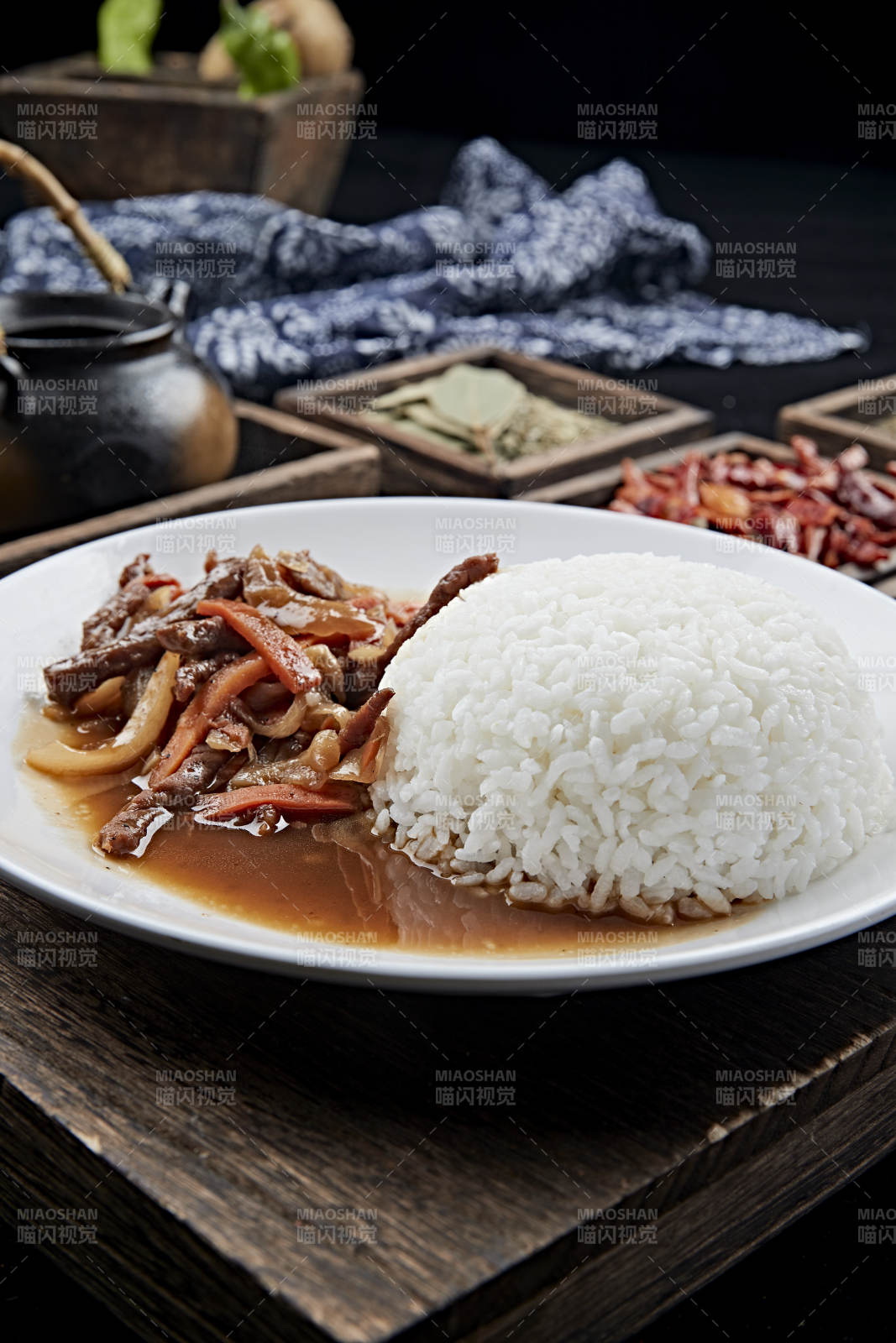 酸菜炒牛柳盖饭图片