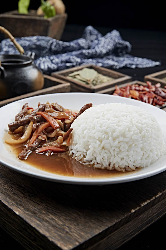 酸菜炒牛柳盖饭图片