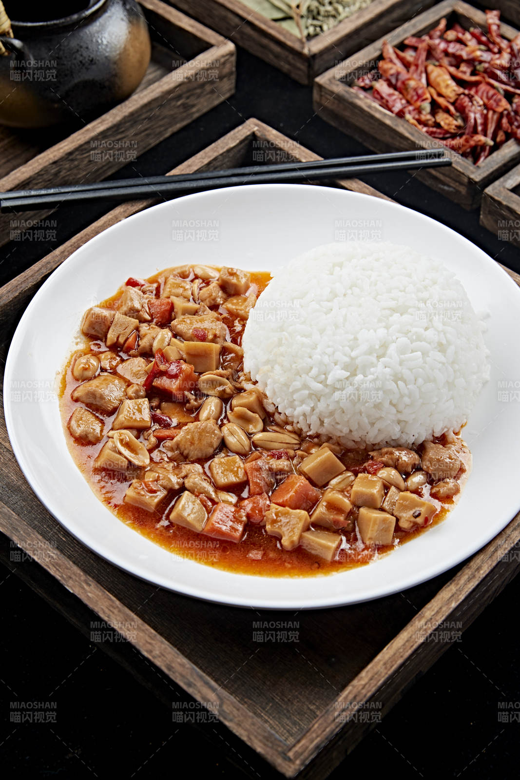 白色瓷盘装的宫保鸡丁盖饭图片