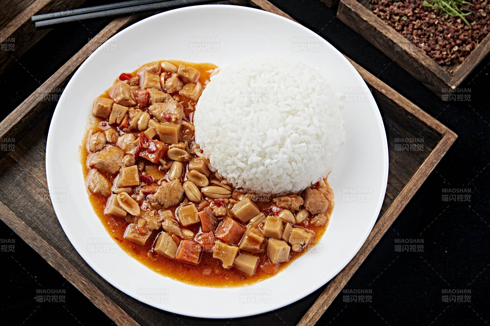 白色瓷盘装的宫保鸡丁盖饭图片