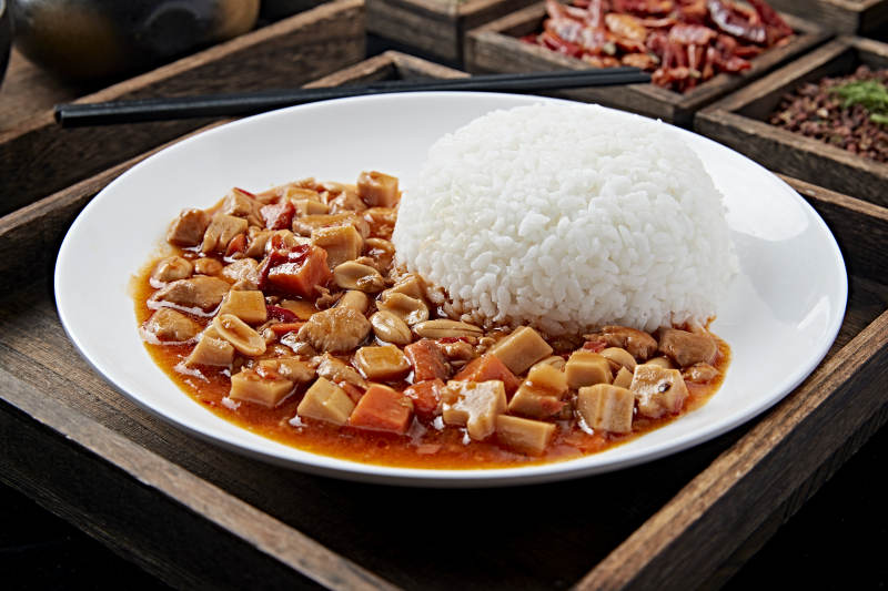 白色瓷盘装的宫保鸡丁盖饭图片