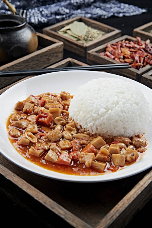 白色瓷盘装的宫保鸡丁盖饭图片