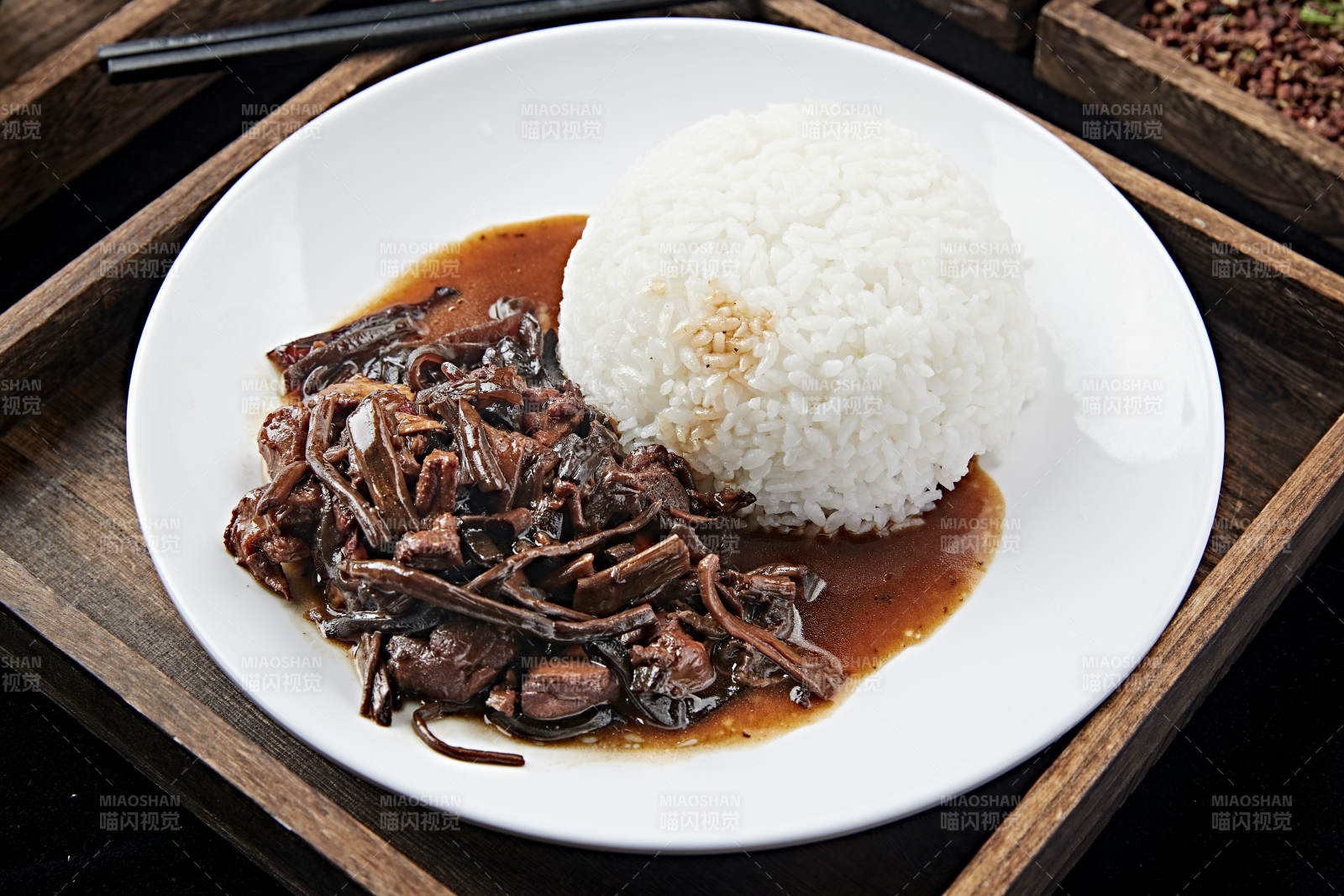 茶树菇炒鸡丁盖饭图片