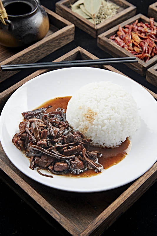 茶树菇炒鸡丁盖饭图片