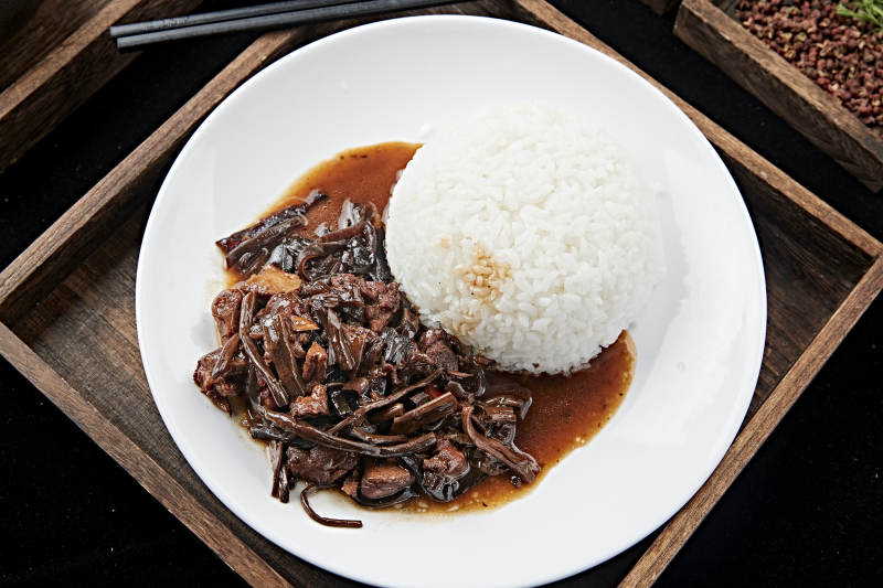 茶树菇炒鸡丁盖饭图片