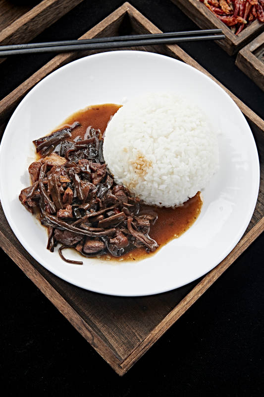 茶树菇炒鸡丁盖饭图片