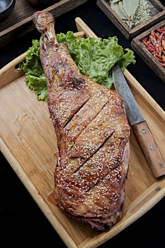香酥炭烤羊腿图片