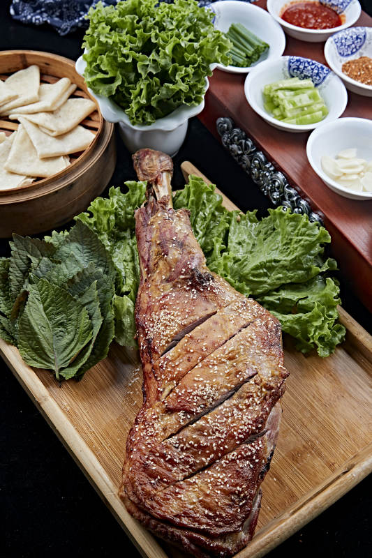 香酥炭烤羊腿图片