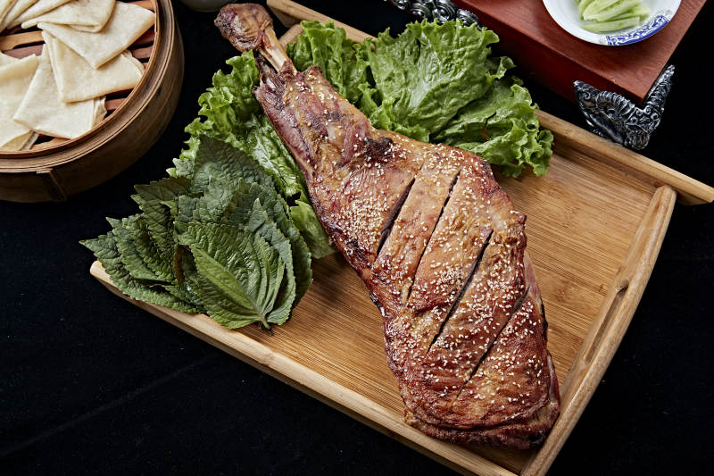 香酥炭烤羊腿图片