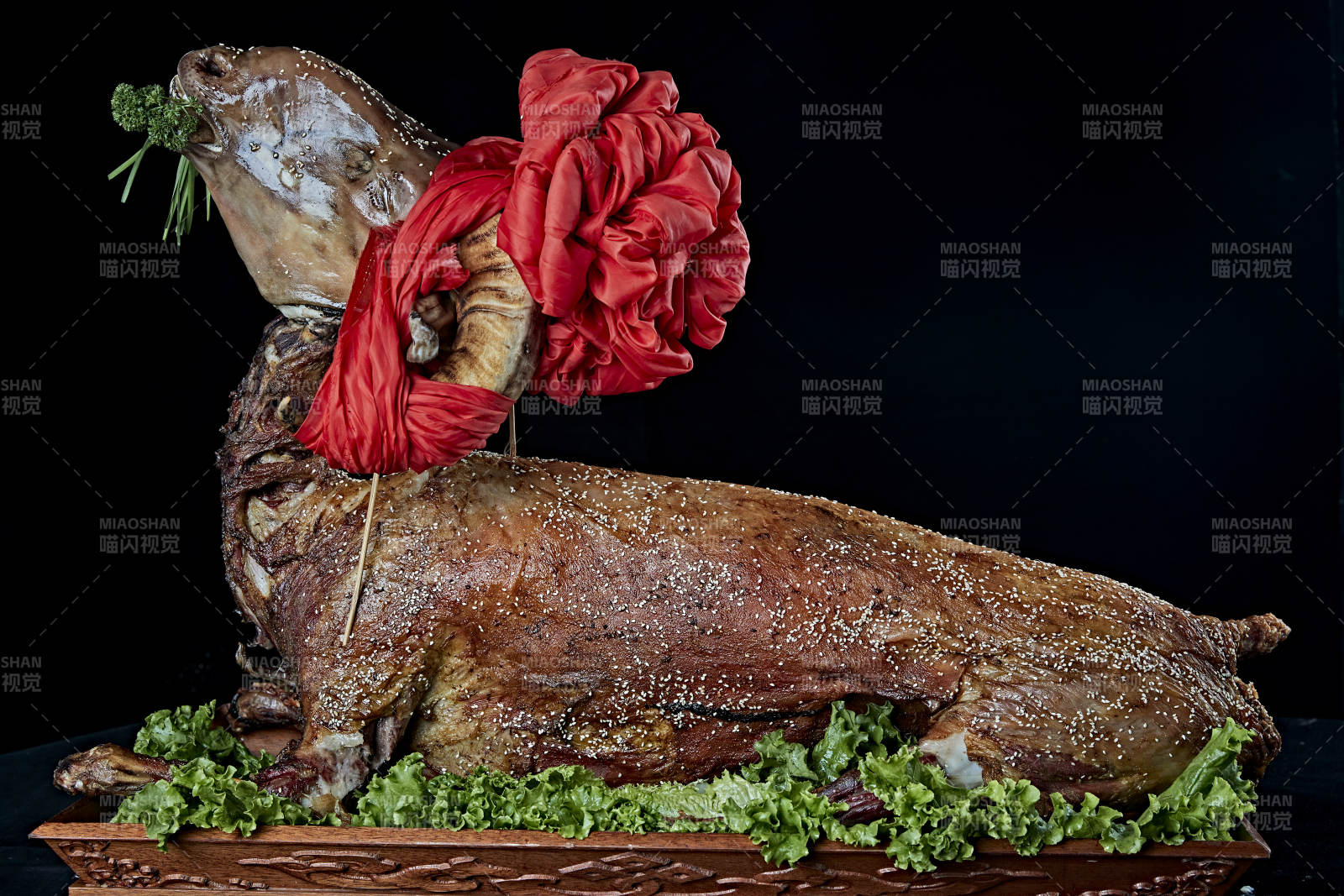 传统馕坑脆皮烤全羊图片