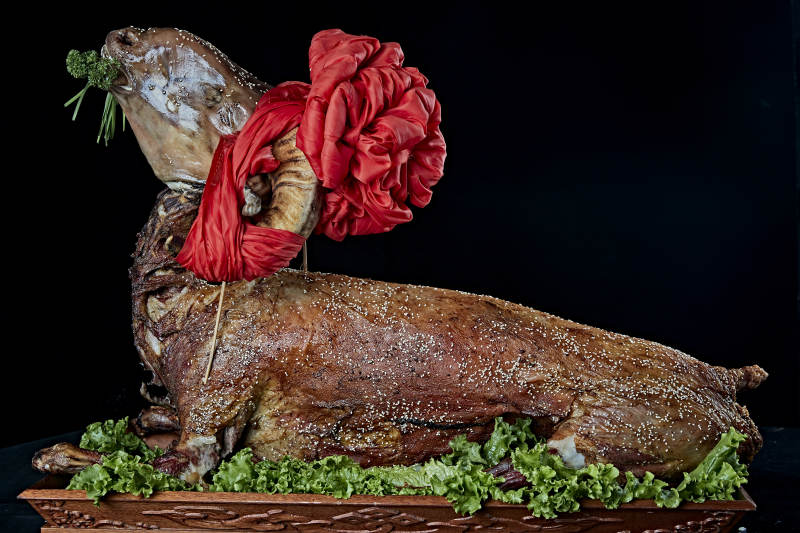 传统馕坑脆皮烤全羊图片