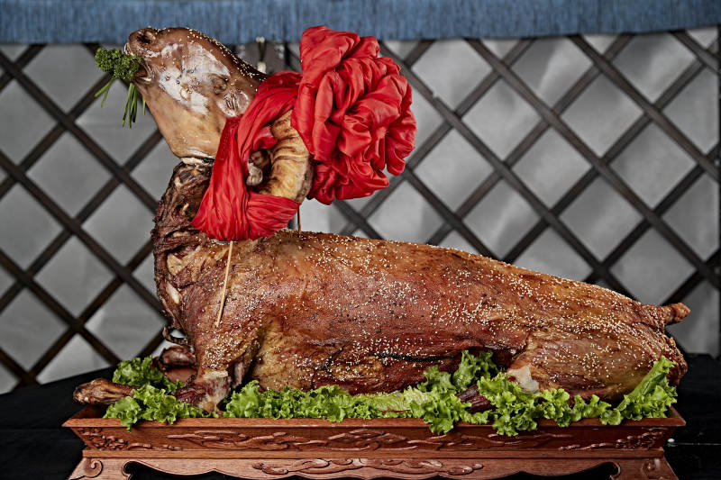 传统馕坑脆皮烤全羊图片