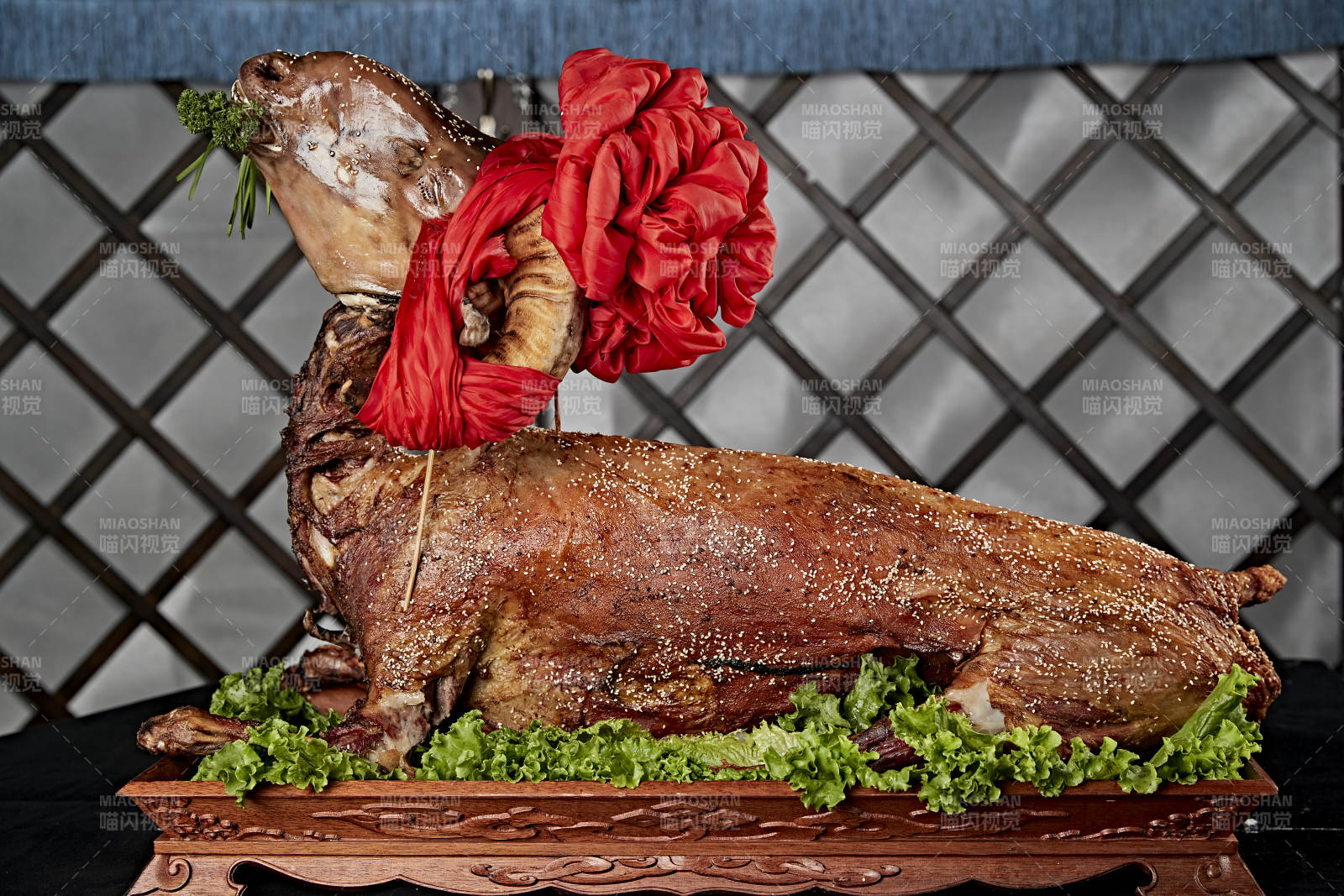 传统馕坑脆皮烤全羊图片