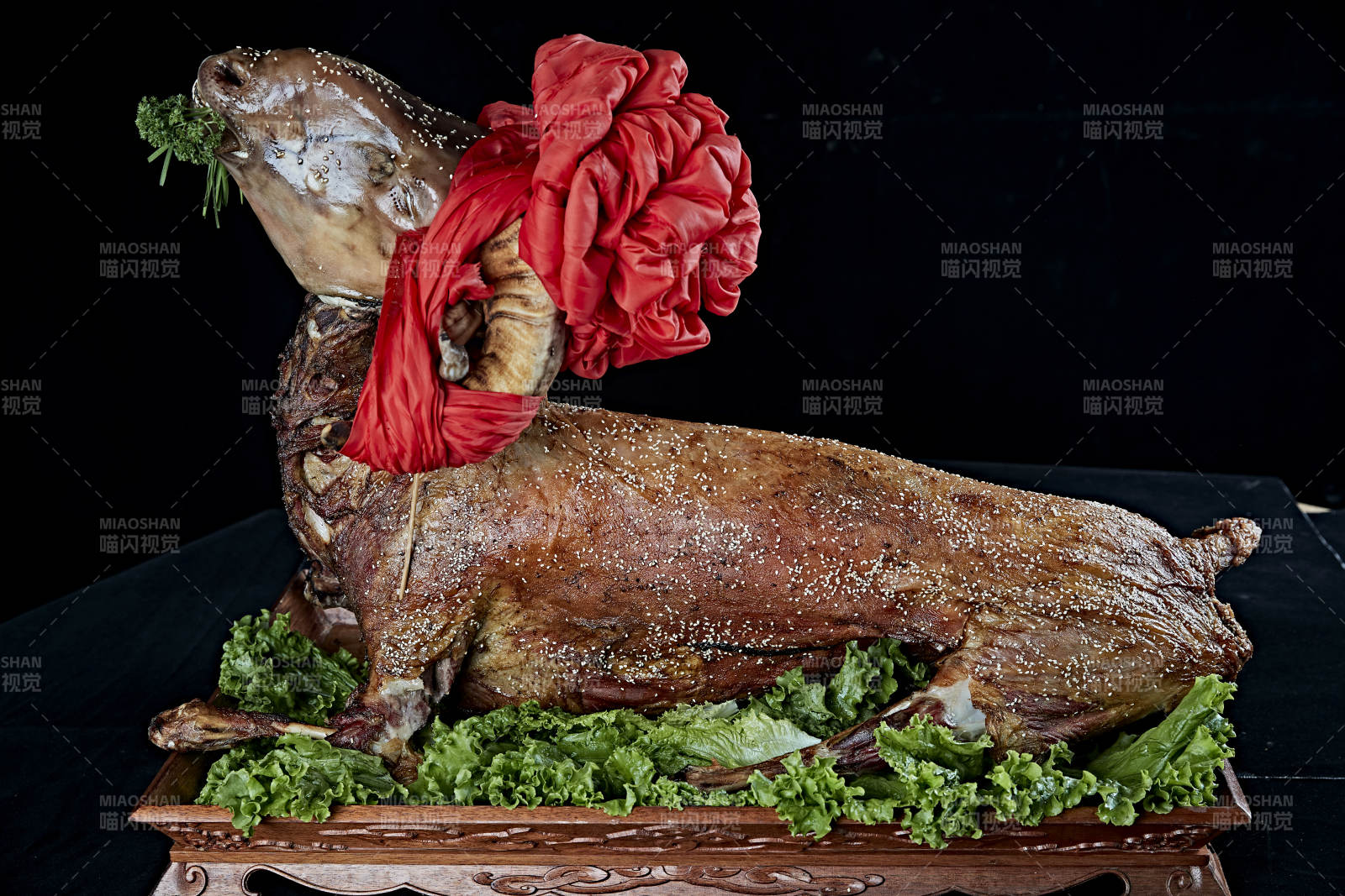 传统馕坑脆皮烤全羊图片