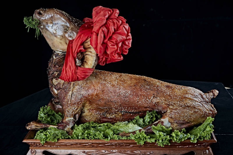 传统馕坑脆皮烤全羊图片