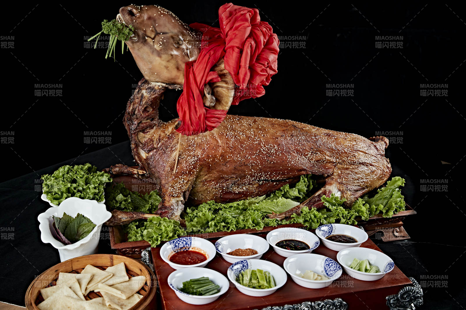 传统馕坑脆皮烤全羊图片