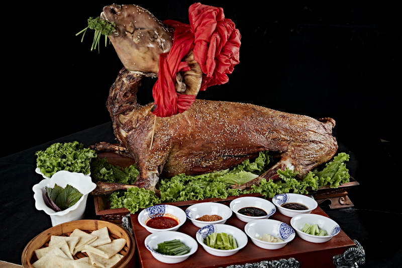 传统馕坑脆皮烤全羊图片