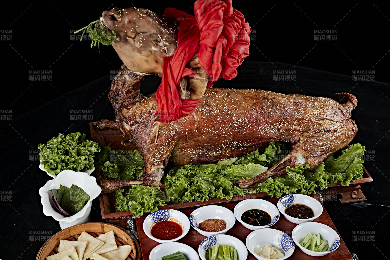 传统馕坑脆皮烤全羊图片