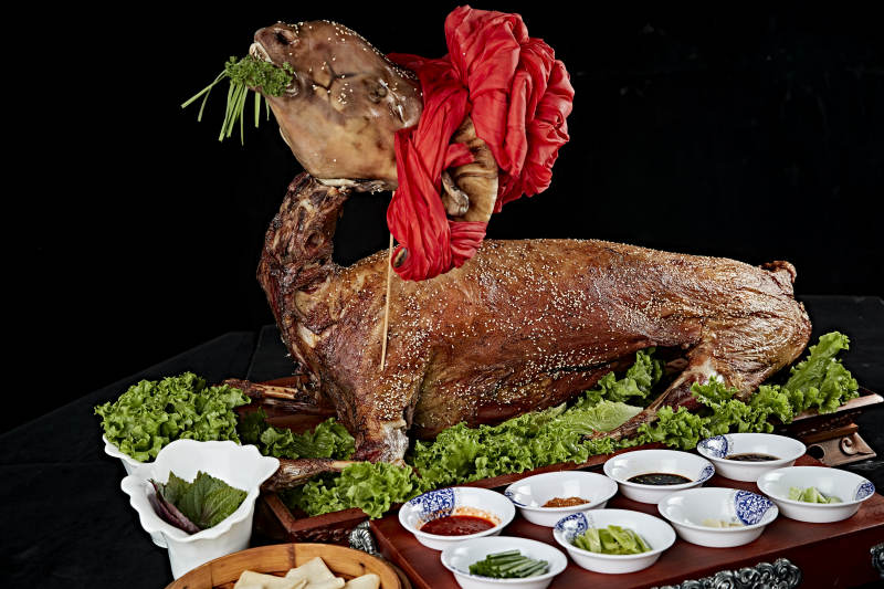 传统馕坑脆皮烤全羊图片