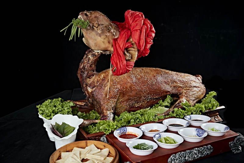 传统馕坑脆皮烤全羊图片