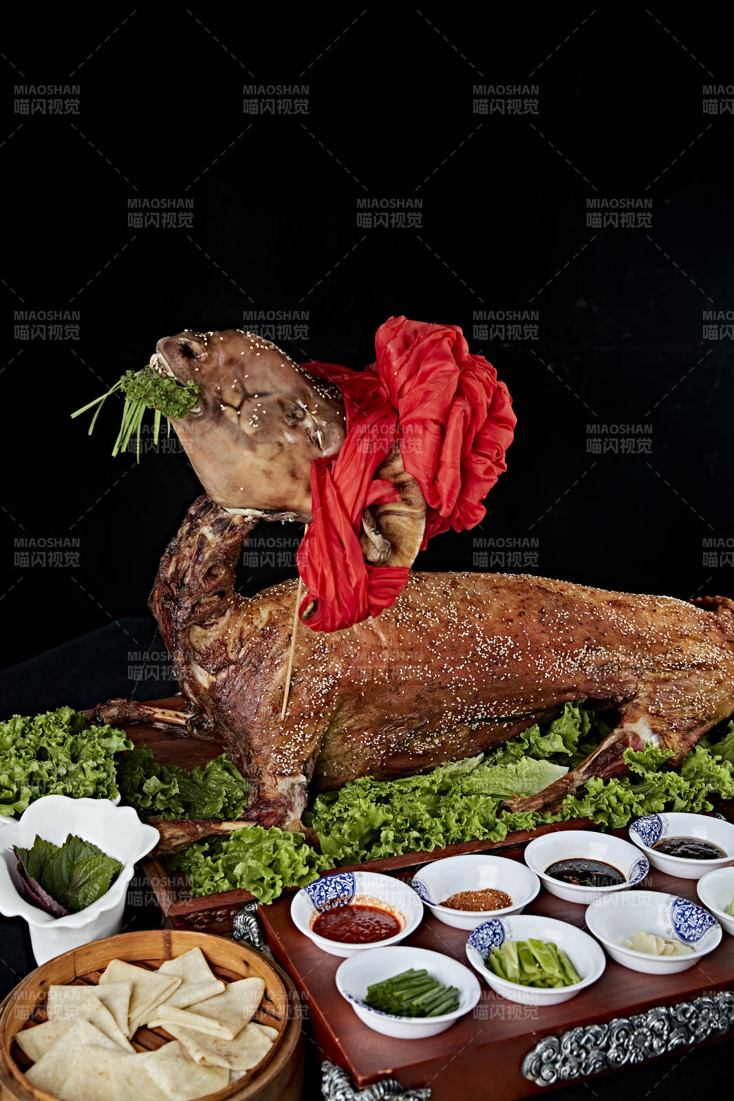 传统馕坑脆皮烤全羊图片